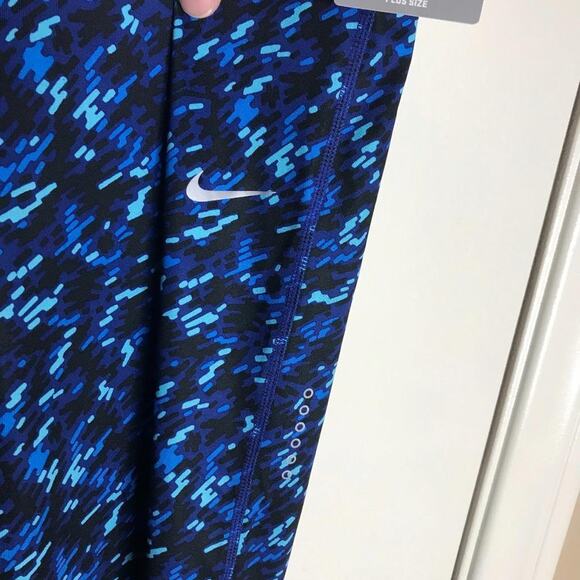 Nike Essential Women's Tight Fit Crop Leggings NEW ~ Size 2X - Picture 2 of 6